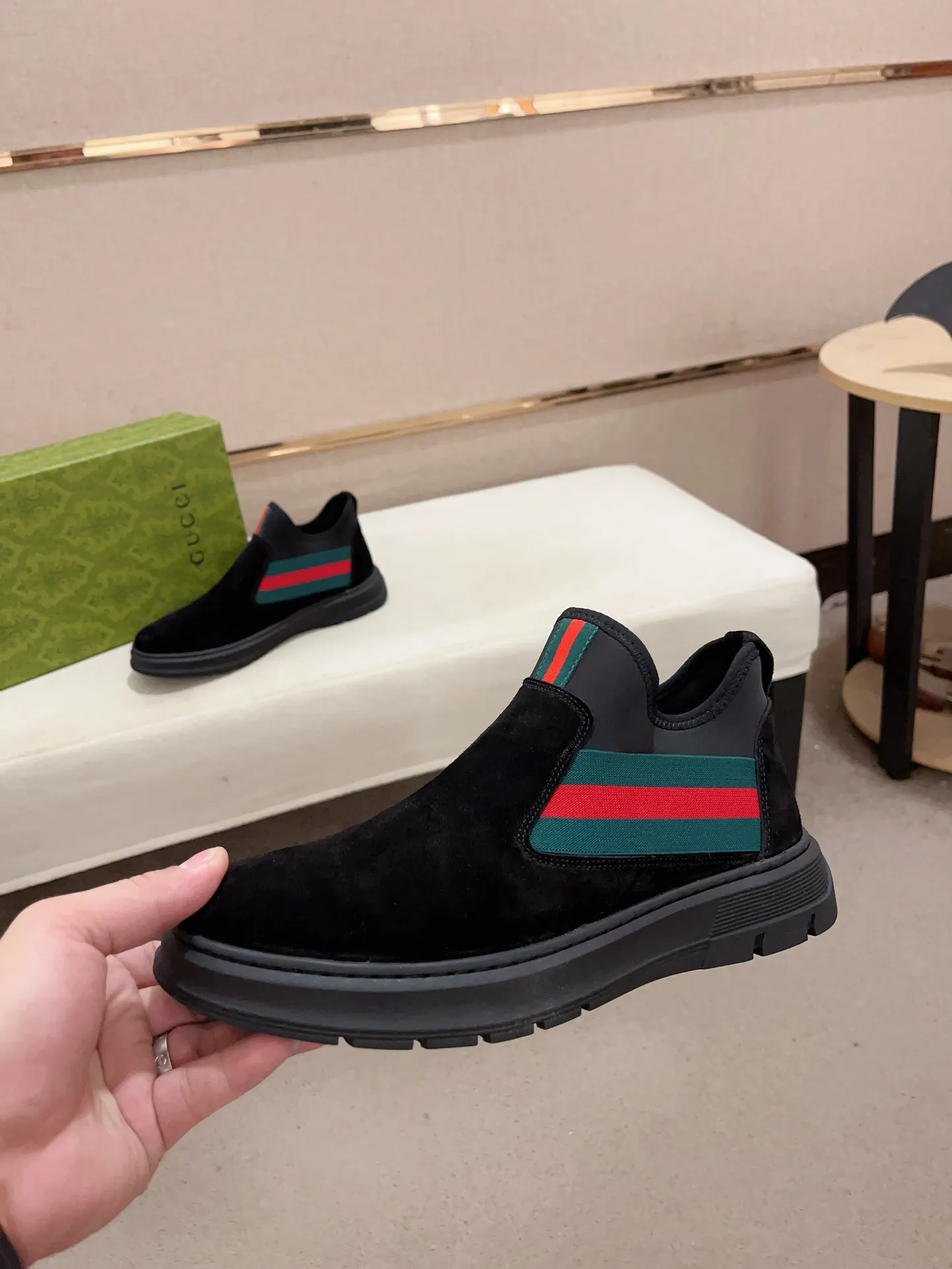 Factory price 480💰 (sheepskin lining * velvet lining optional! Can be made without label) High-quality new GUCCI (Gucci) counters will be launched simultaneously. The new men's shoes and 😘fabric are made of high-tech glue-spraying technology. Lining: sheepskin lining* velvet lining. 👍🏿 High-end ☄️ air-cushion molded anti-slip rubber outsole, exquisite lines, simple and elegant, comfortable and high-end for leisure travel. Code number: 38 to 44 (45 can be customized and cannot be returned or exchanged)